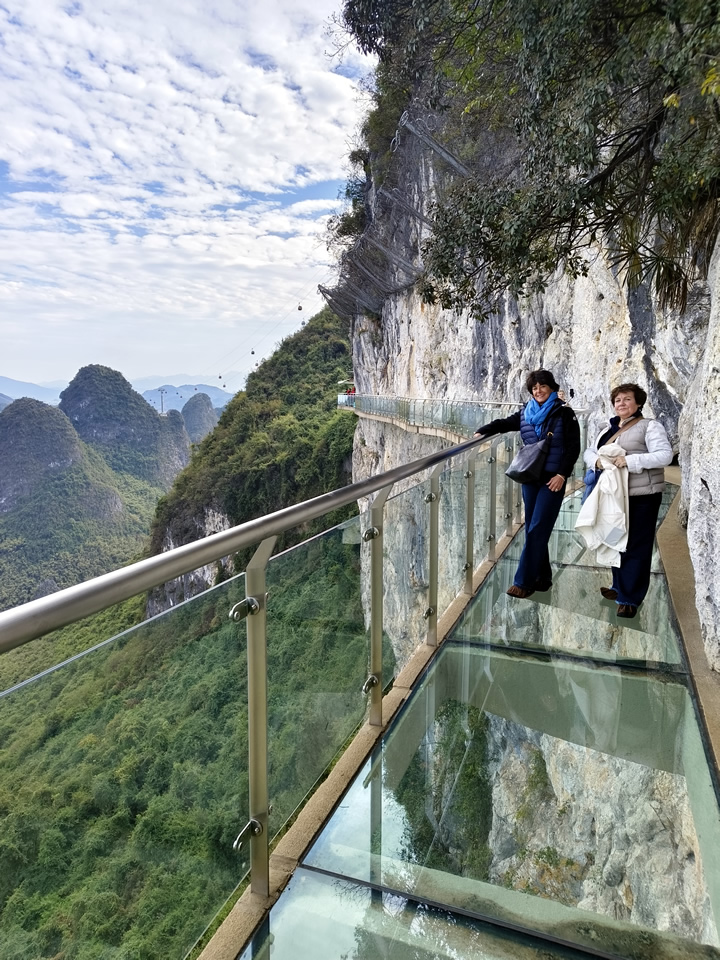 Photos of French tourists visiting Yulong River Bamboo Rafting and Ruyi Peak in Guilin, Guangxi.(pic3)