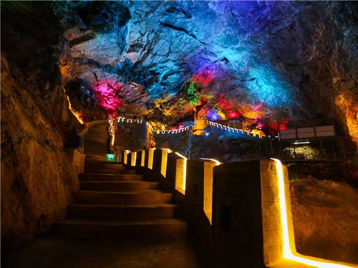 Baqi Cave Scenic Area -Frosty grass entwined in pale green, frosty pear blossoms half-red(pic1)