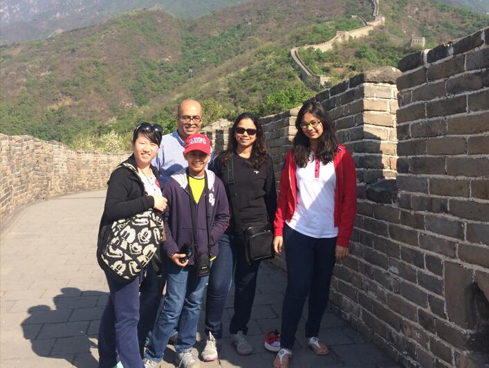 Bejing tour guide Rita with foreign friends on the Great Wall(pic7)