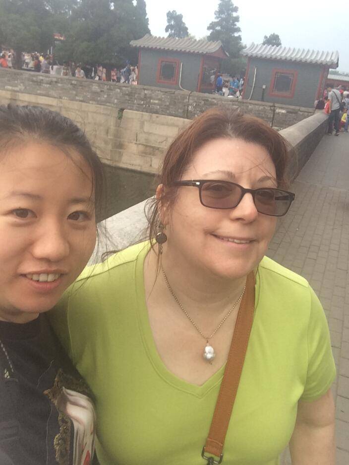 Bejing tour guide Rita with foreign friends 0908(pic5)