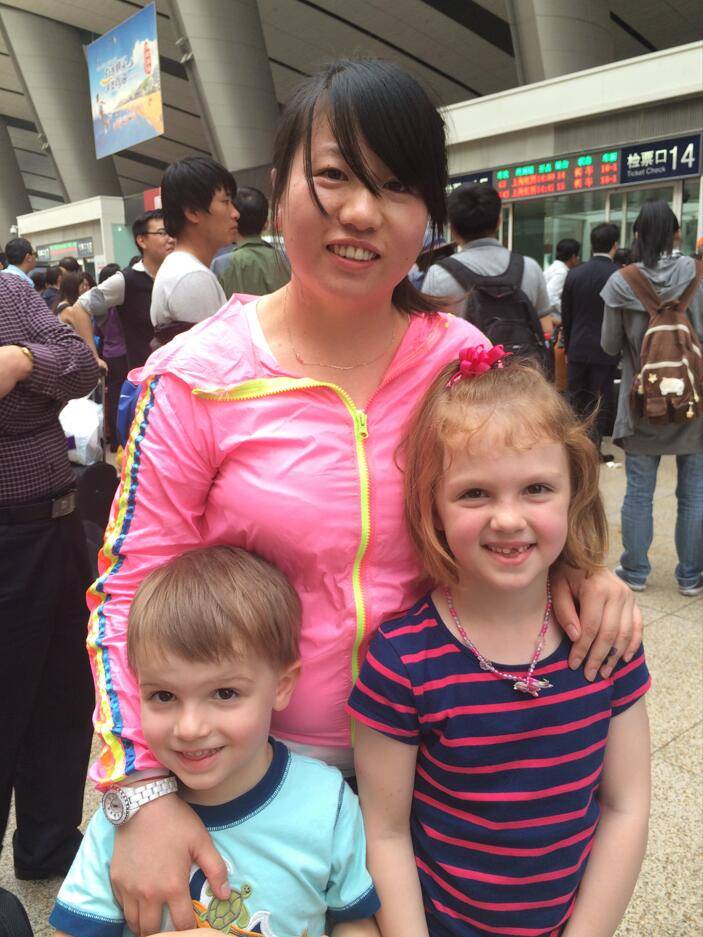 Bejing tour guide Rita with foreign friends 0908(pic2)