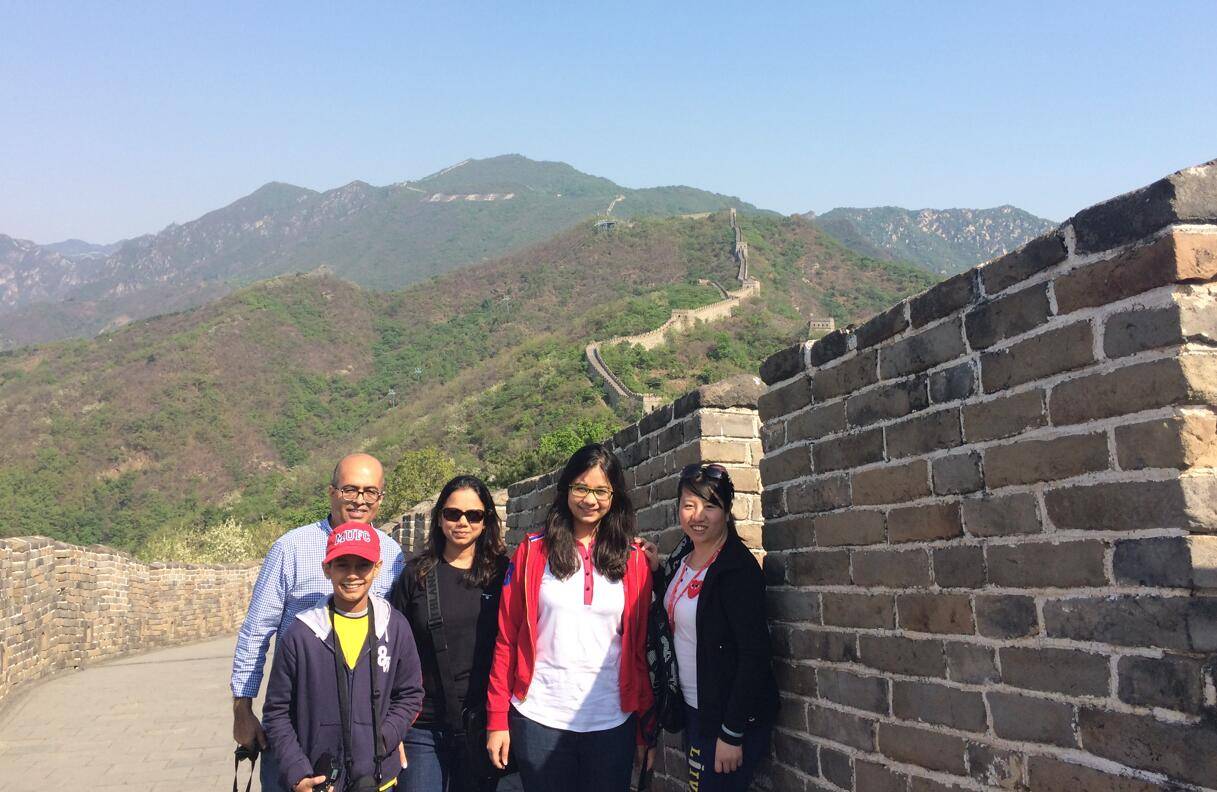 Bejing tour guide Rita with foreign friends on the Great Wall(pic6)