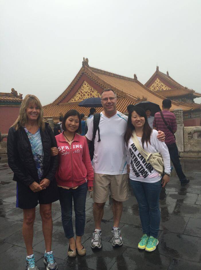 Beijing tour guide Rita and foreign friends at the Palace Museum(pic2)