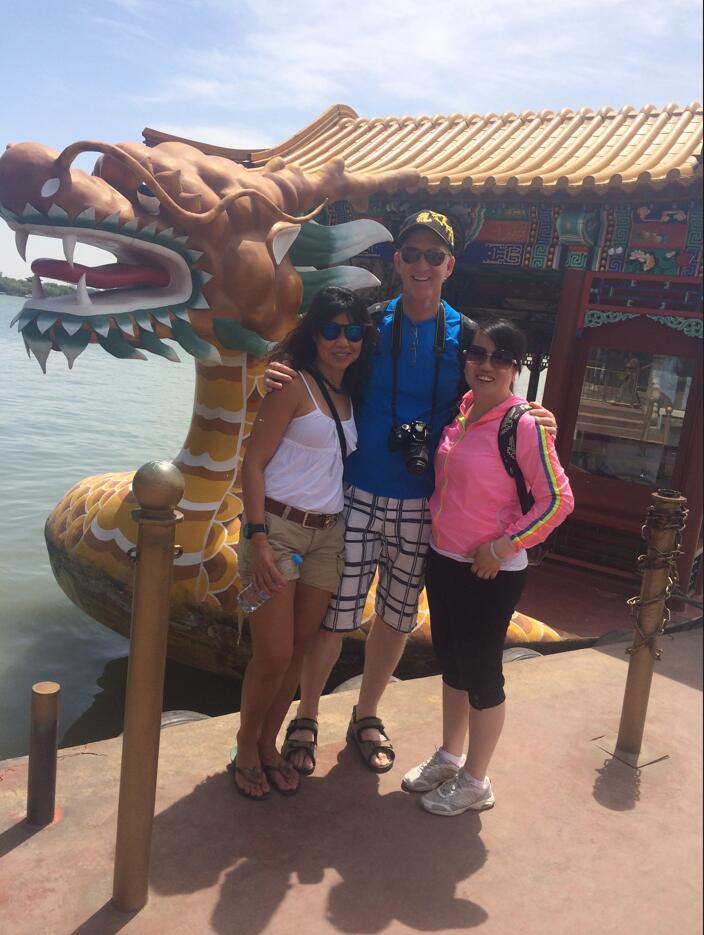 Bejing tour guide Rita with foreign friends 0206(pic3)