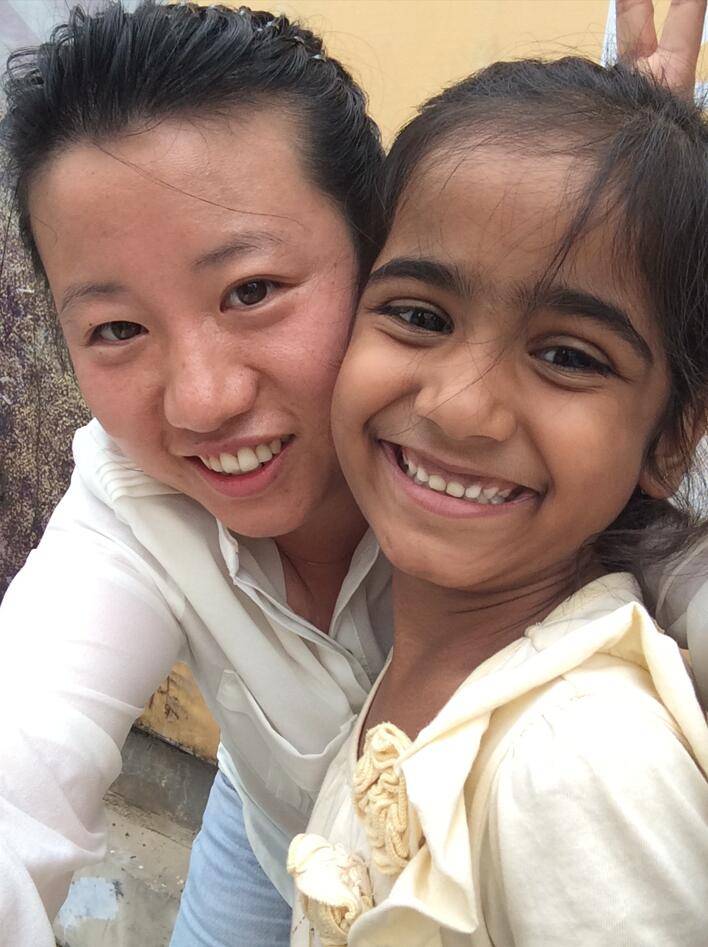 Bejing tour guide Rita with foreign friends 0508(pic3)