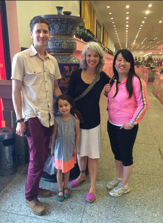 Bejing tour guide Rita with foreign friends 0206(pic2)