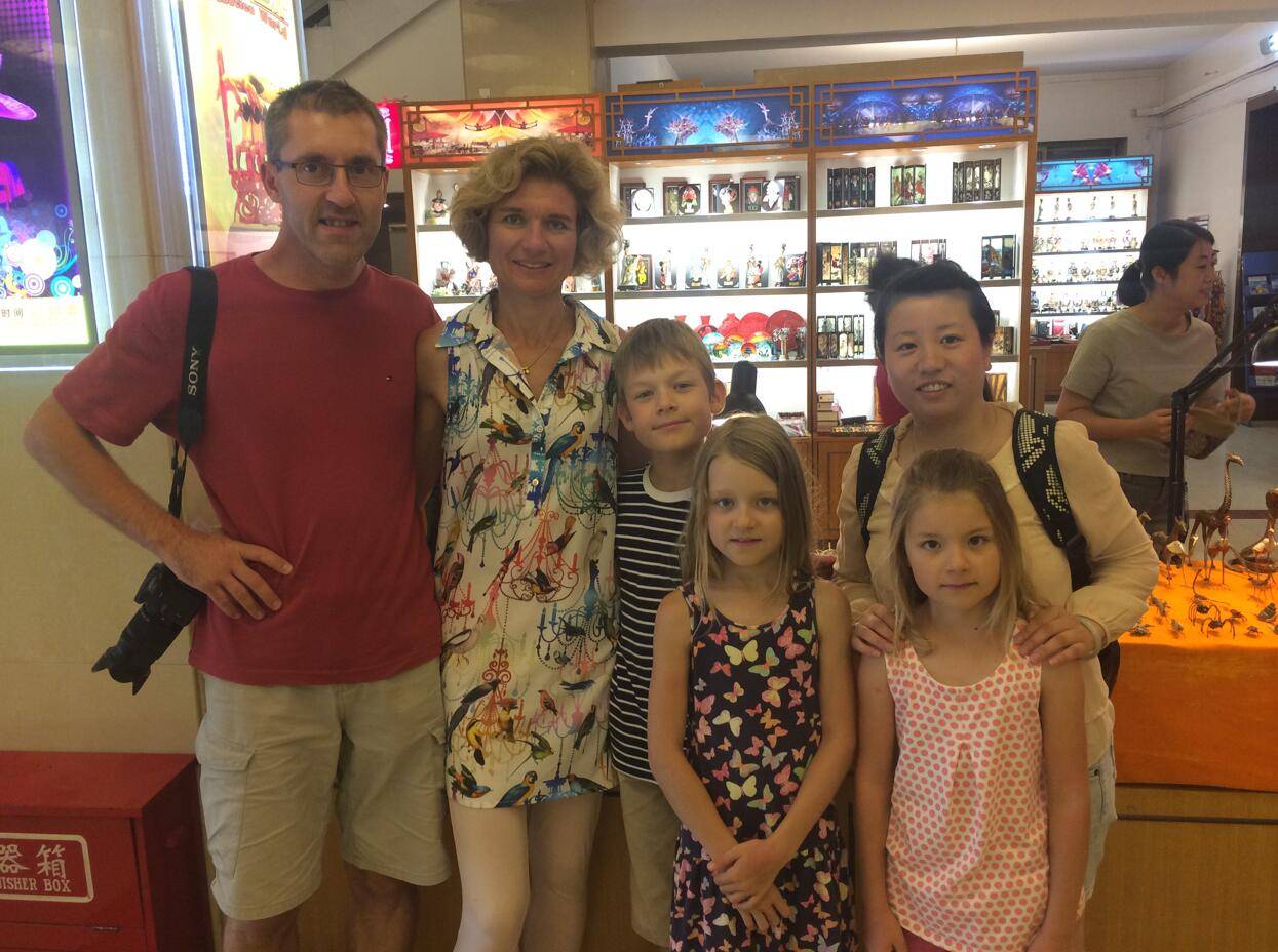 Bejing tour guide Rita with foreign friends 0306(pic1)