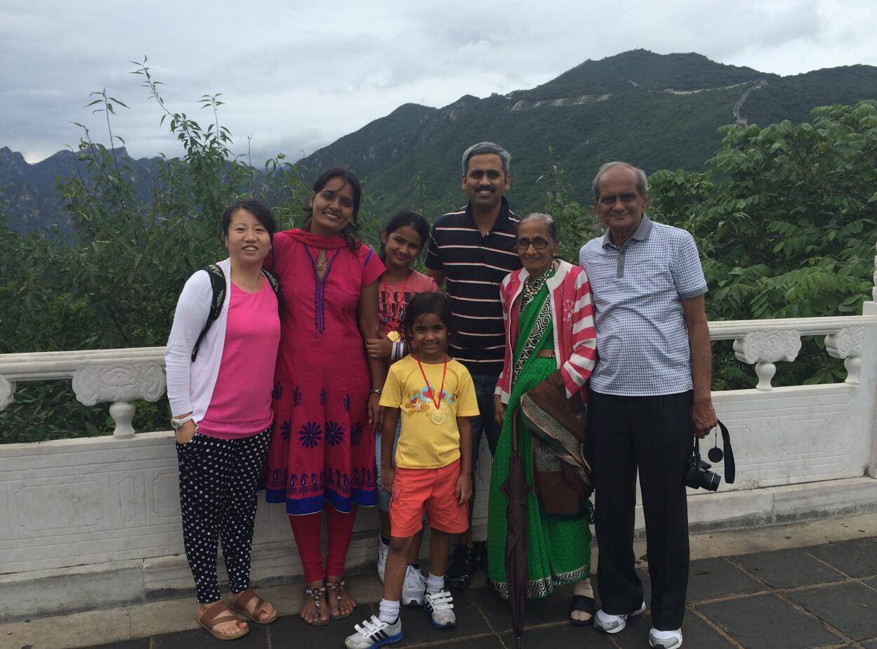 Bejing tour guide Rita with foreign friends 0508(pic1)