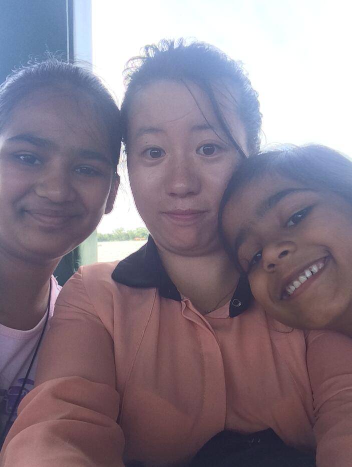 Bejing tour guide Rita with foreign friends 0508(pic2)