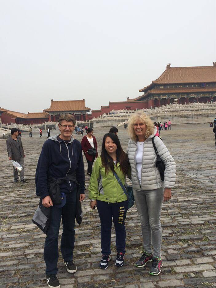 Beijing tour guide Rita and foreign friends at the Palace Museum(pic1)