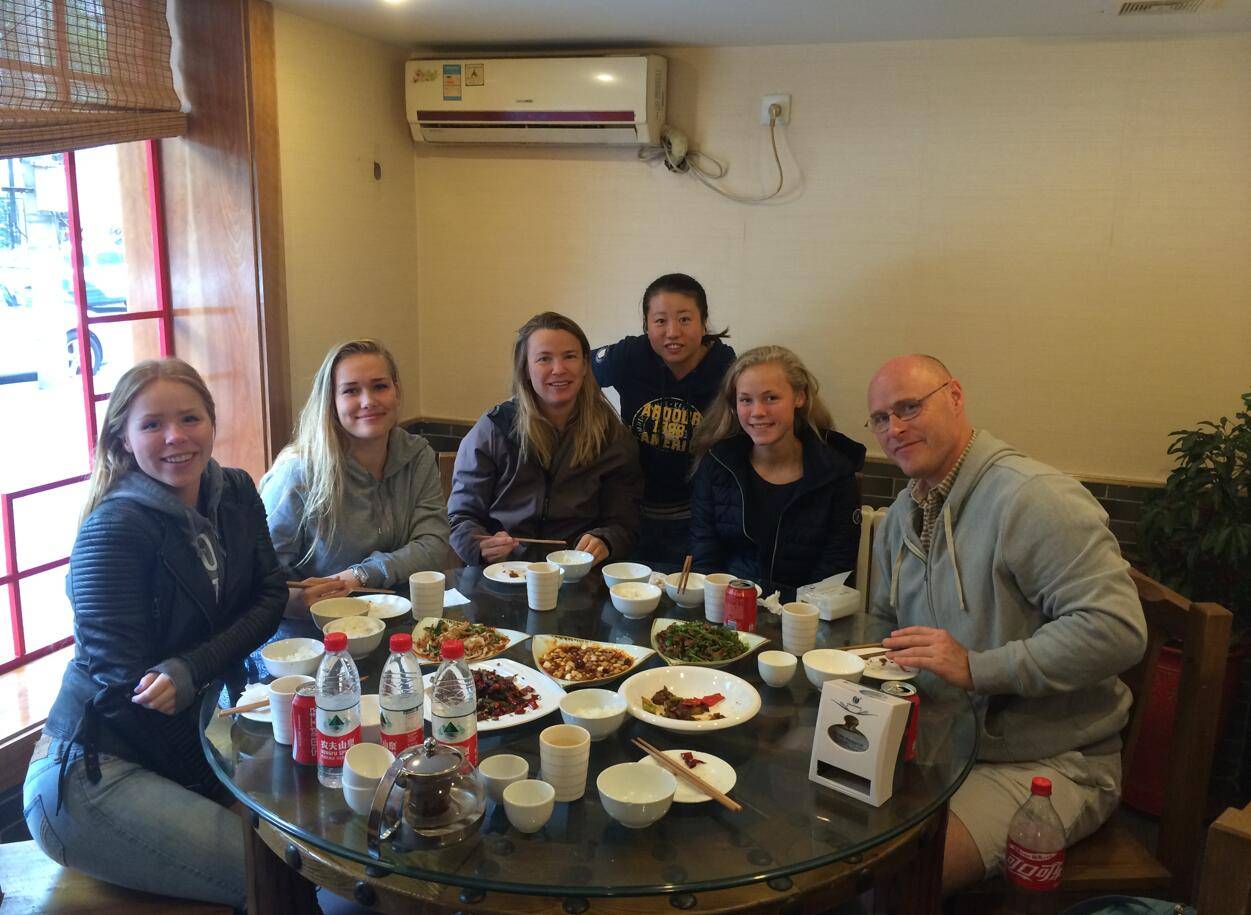 Bejing tour guide Rita with foreign friends 508(pic4)