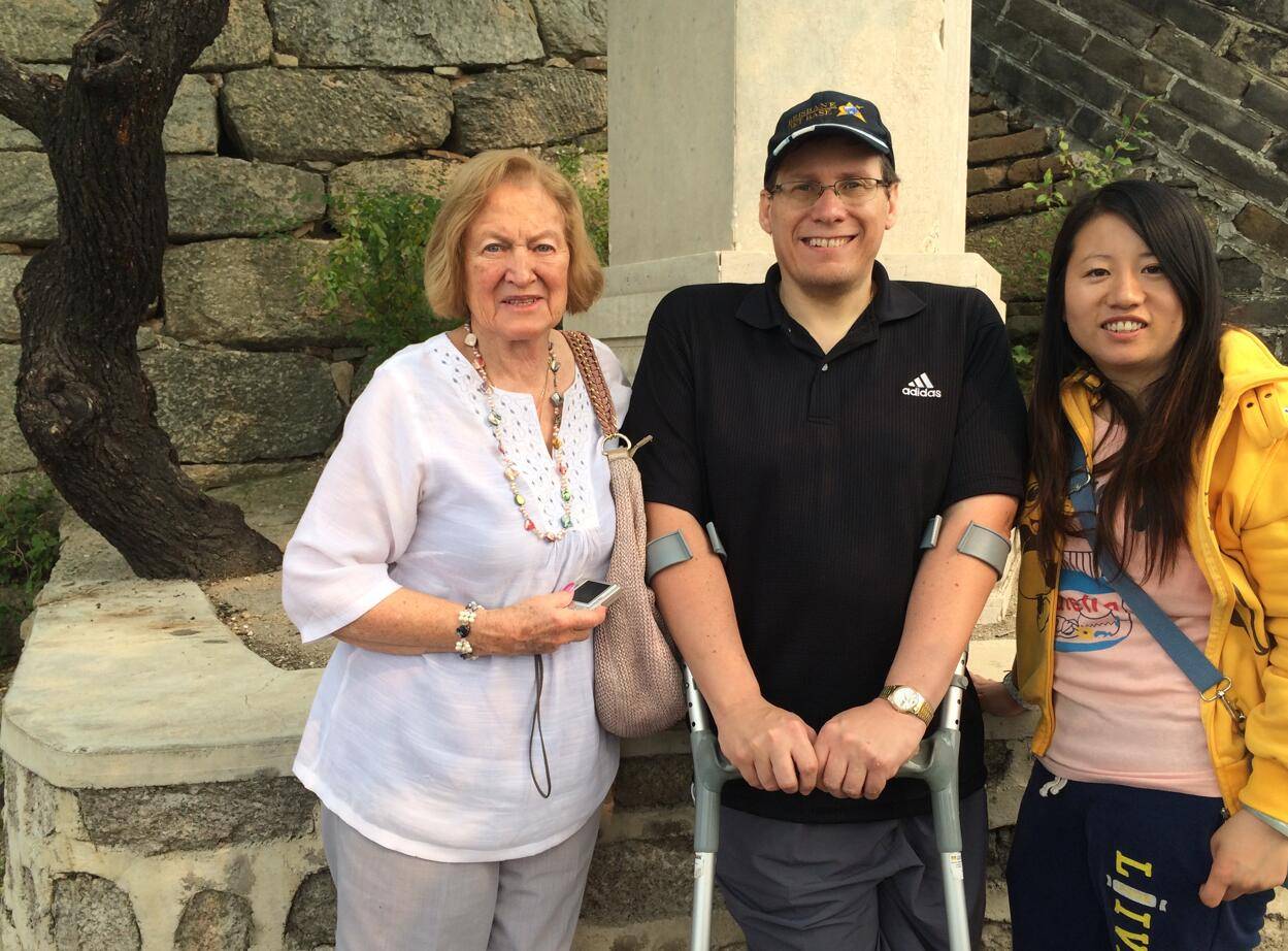 Bejing tour guide Rita with foreign friends 0908(pic1)