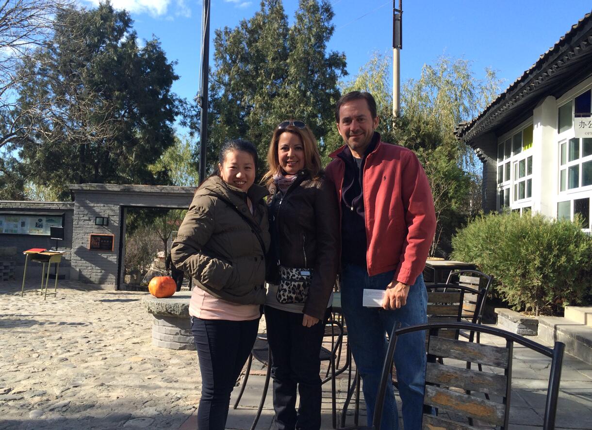 Bejing tour guide Rita with foreign friends 098(pic3)