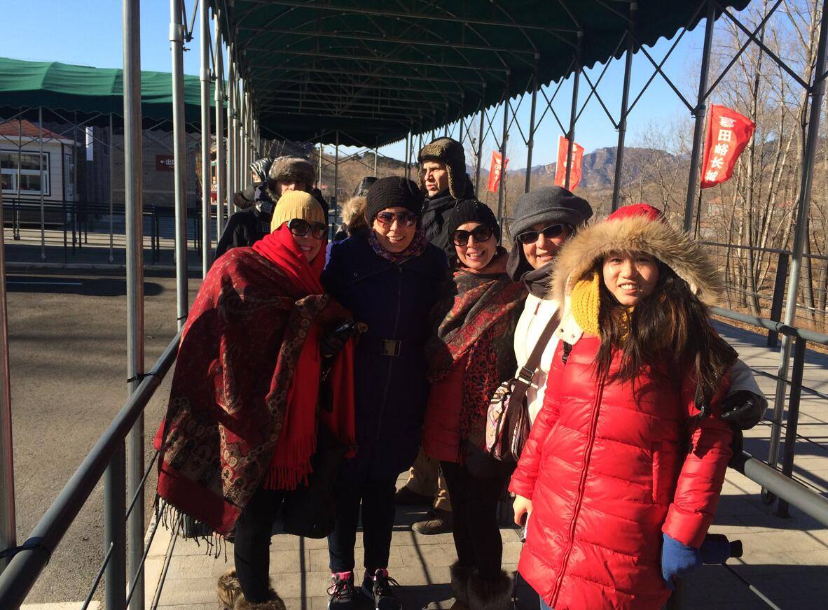 Bejing tour guide Rita with foreign friends 098(pic1)