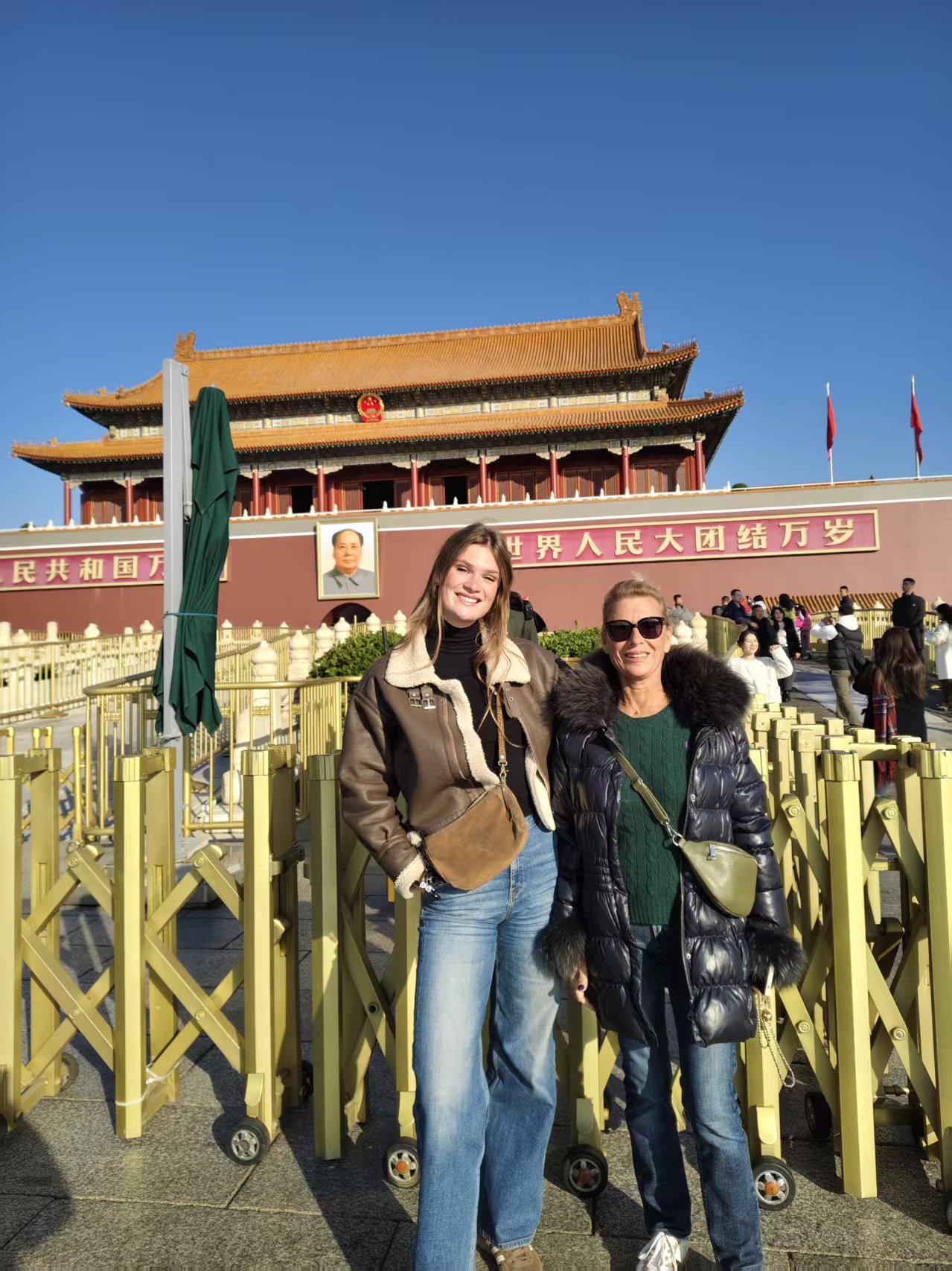 French guests taking photos in Tiananmen Square and the Forbidden City(pic1)