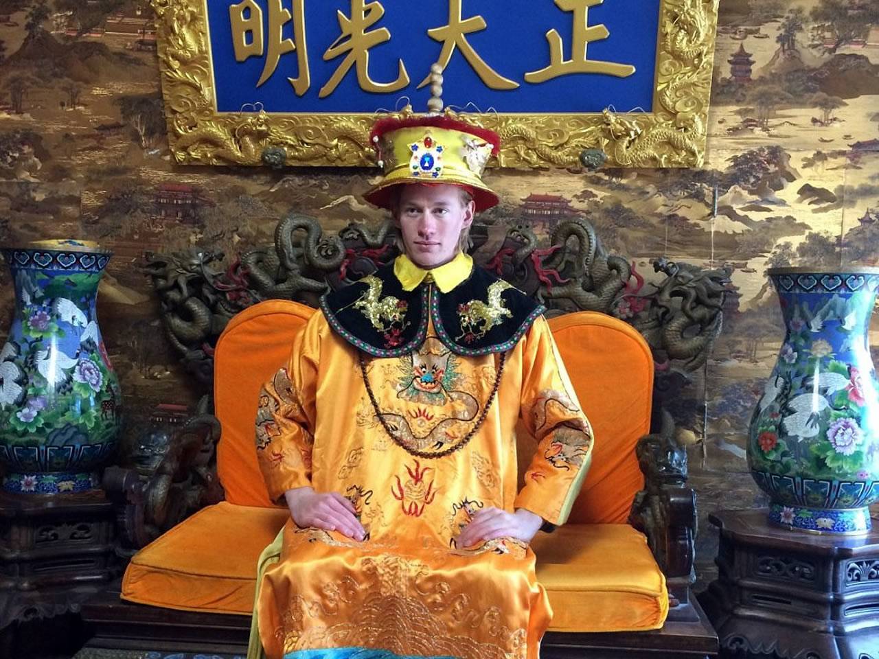 Rita and her tourists at the Mutianyu Great Wall(pic3)