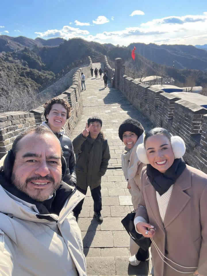 Photos of tourists visiting attractions such as the Forbidden City, Mutianyu Great Wall, and Summer Palace in Beijing.(pic8)