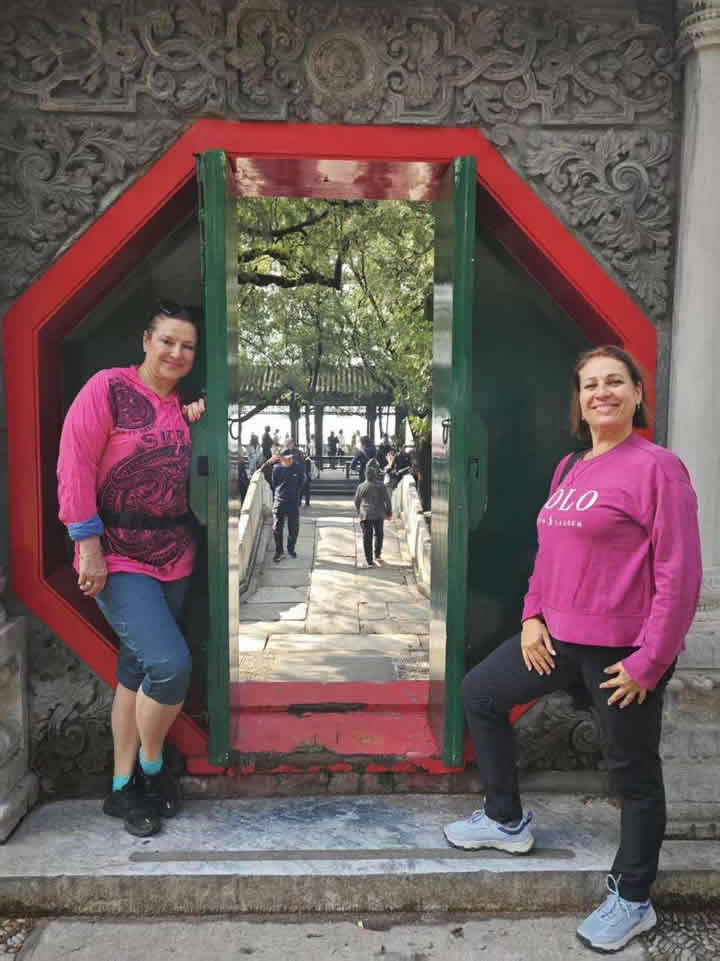 Photos of tourists visiting attractions such as the Forbidden City, Mutianyu Great Wall, and Summer Palace in Beijing.(pic6)