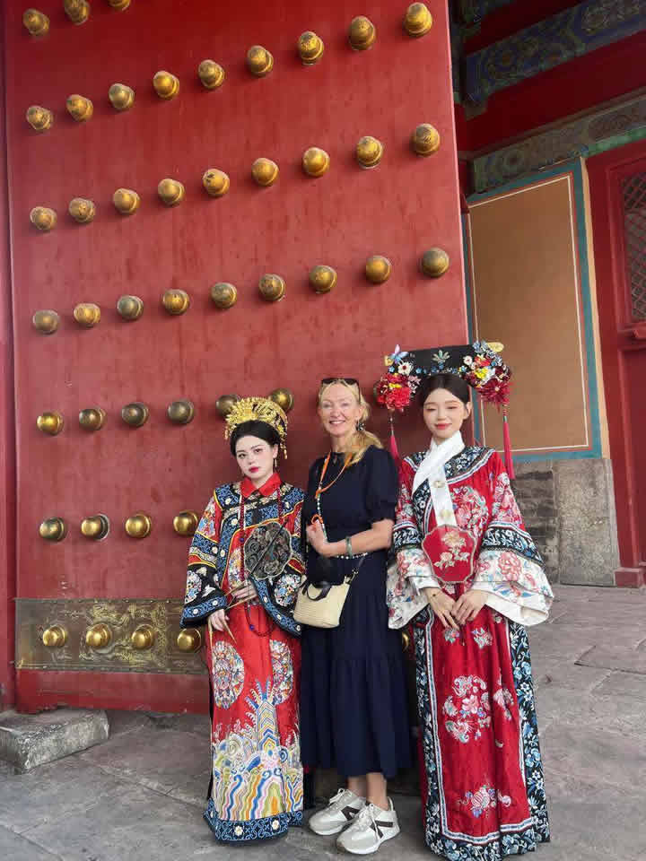 Photos of tourists visiting attractions such as the Forbidden City, Mutianyu Great Wall, and Summer Palace in Beijing.(pic5)