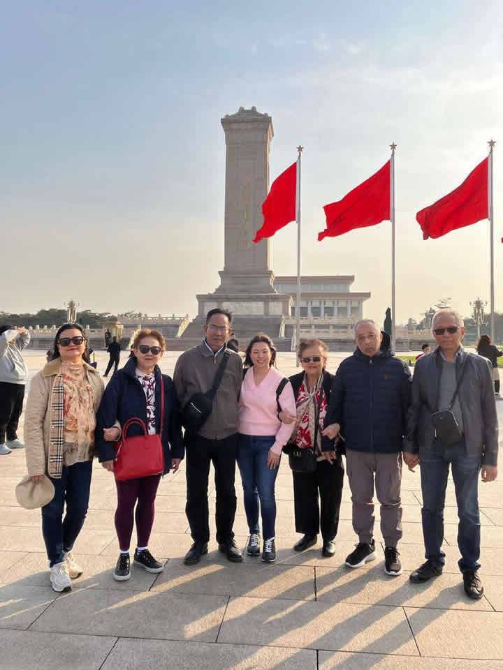 Photos of tourists visiting attractions such as the Forbidden City, Mutianyu Great Wall, and Summer Palace in Beijing.(pic3)