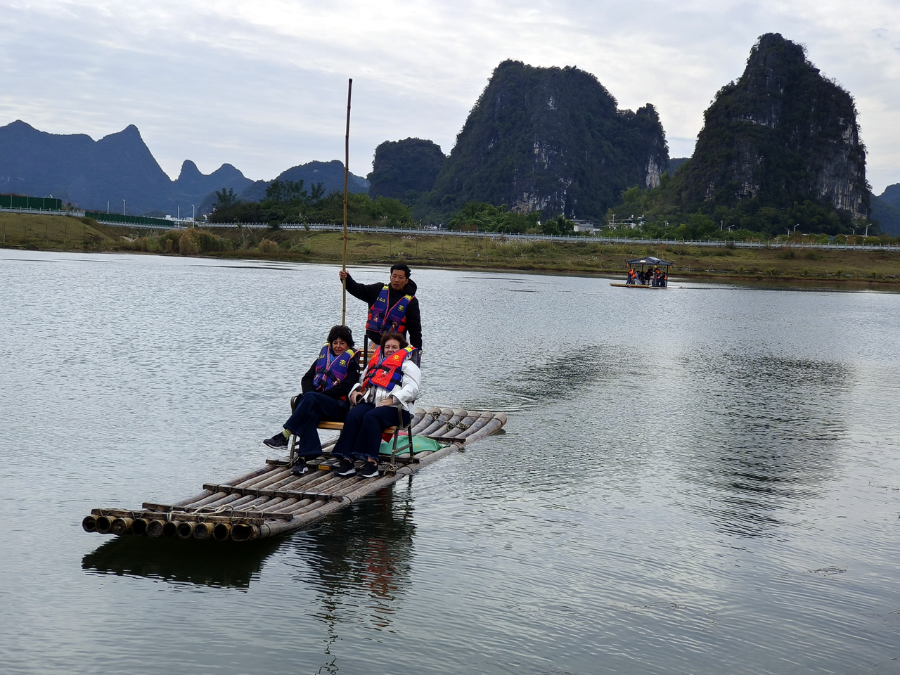 Photos of French tourists visiting Yulong River Bamboo Rafting and Ruyi Peak in Guilin, Guangxi.(pic2)