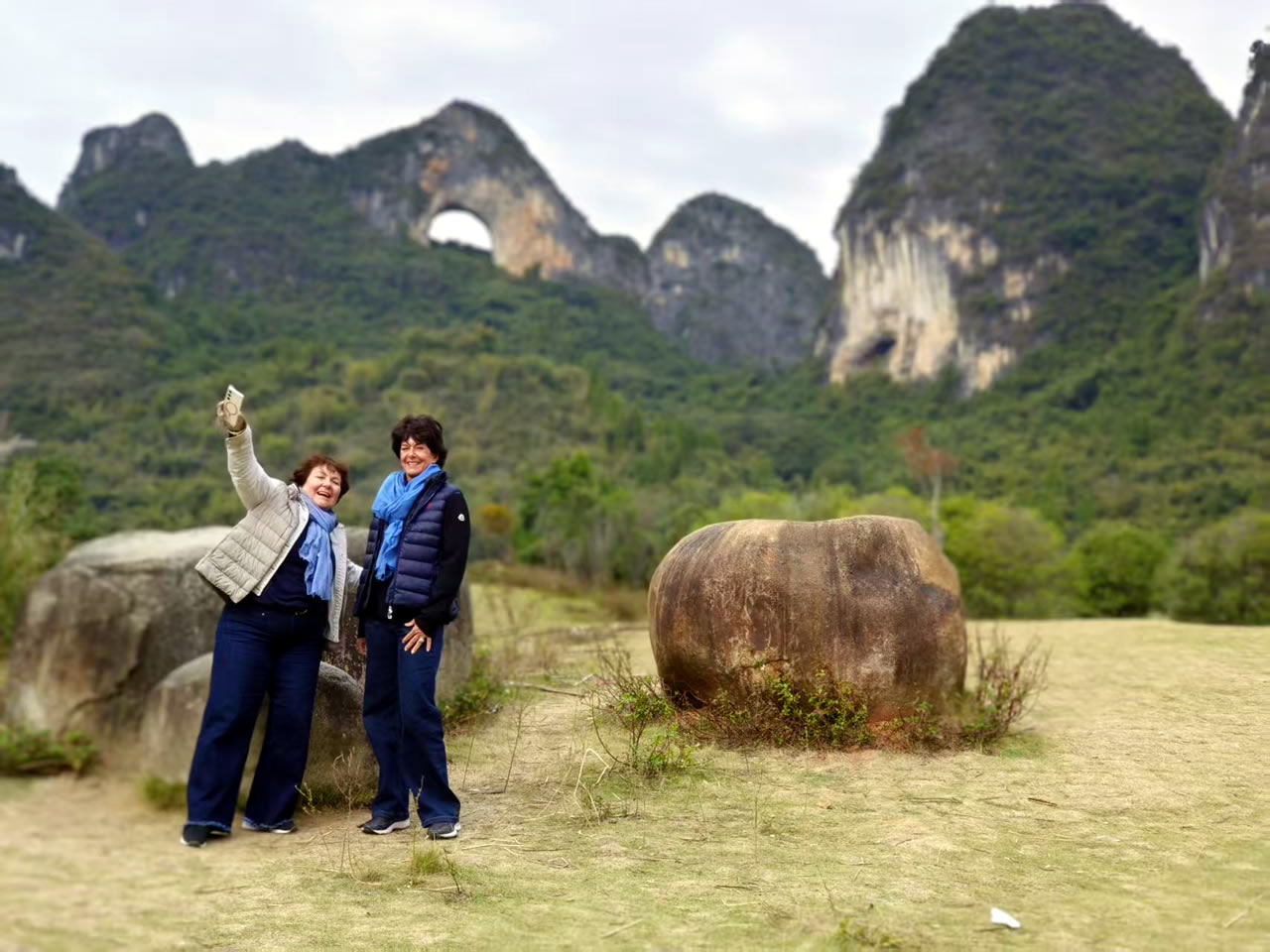 Photos of French tourists visiting Yulong River Bamboo Rafting and Ruyi Peak in Guilin, Guangxi.(pic1)