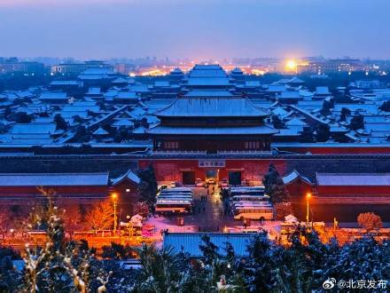 Snow blankets the vermilion walls; In the post-snow dawn, the Forbidden City stands serene and solemn. (pic2)