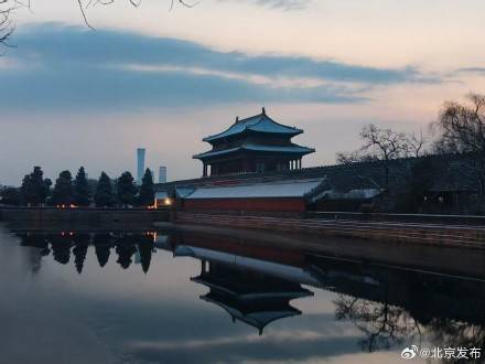Snow blankets the vermilion walls; In the post-snow dawn, the Forbidden City stands serene and solemn. (pic3)