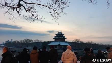 Snow blankets the vermilion walls; In the post-snow dawn, the Forbidden City stands serene and solemn. (pic4)