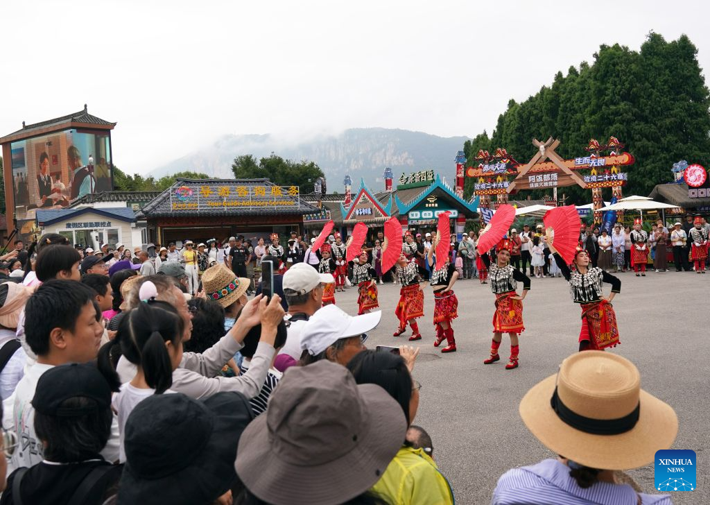 Tourists enjoy themselves in Chinas Yunnan(pic4)